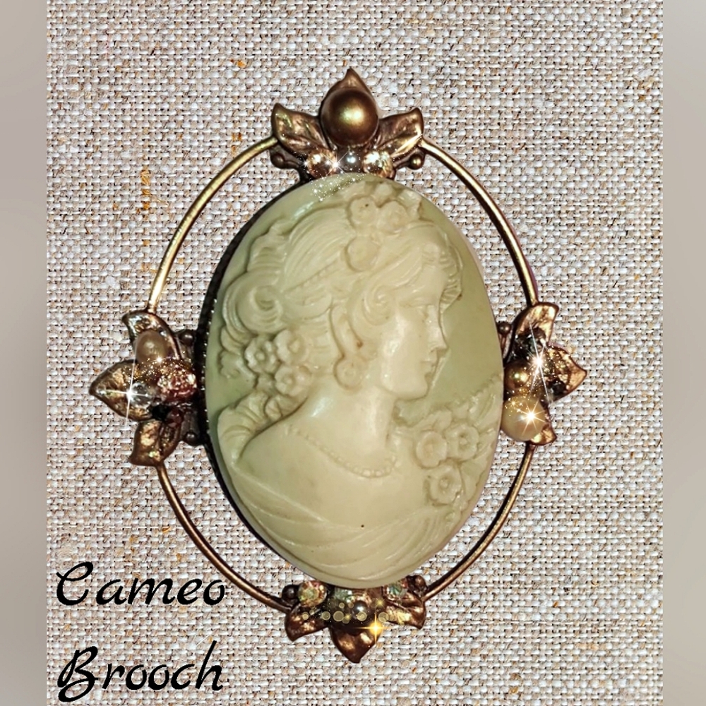 Light Green Right Face Cameo Antique Gold Frame